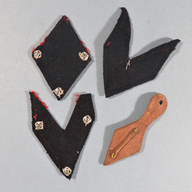 ENSEMBLE D'INSIGNES ET DE GRADES DU 57 ème REGIMENT D'INFANTERIE ANNEES 60