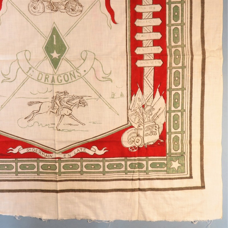 GRAND MOUCHOIR OU FOULARD PATRIOTIQUE SOUVENIR DU 1 er REGIMENT DE DRAGON CAVALERIE 1930 1940 ST GERMAIN EN LAYE