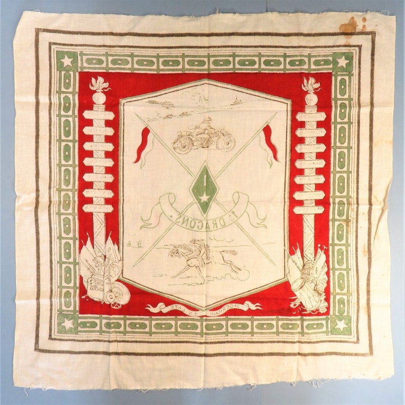 GRAND MOUCHOIR OU FOULARD PATRIOTIQUE SOUVENIR DU 1 er REGIMENT DE DRAGON CAVALERIE 1930 1940 ST GERMAIN EN LAYE