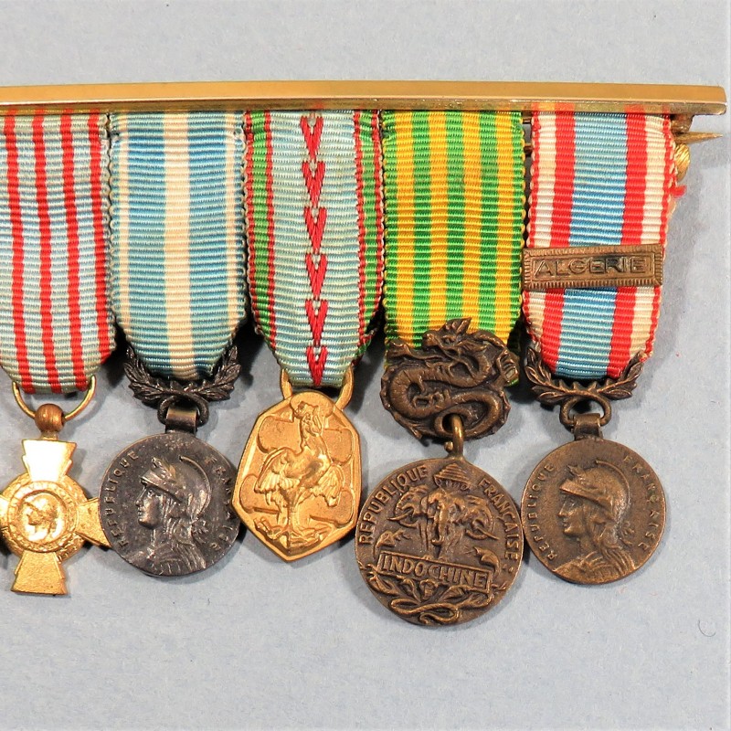 BARRETTE DE 9 REDUCTIONS DES MEDAILLES MILITAIRES D'UN ANCIEN DE LA SECONDE GUERRE COLONIAL INDOCHINE ALGERIE °