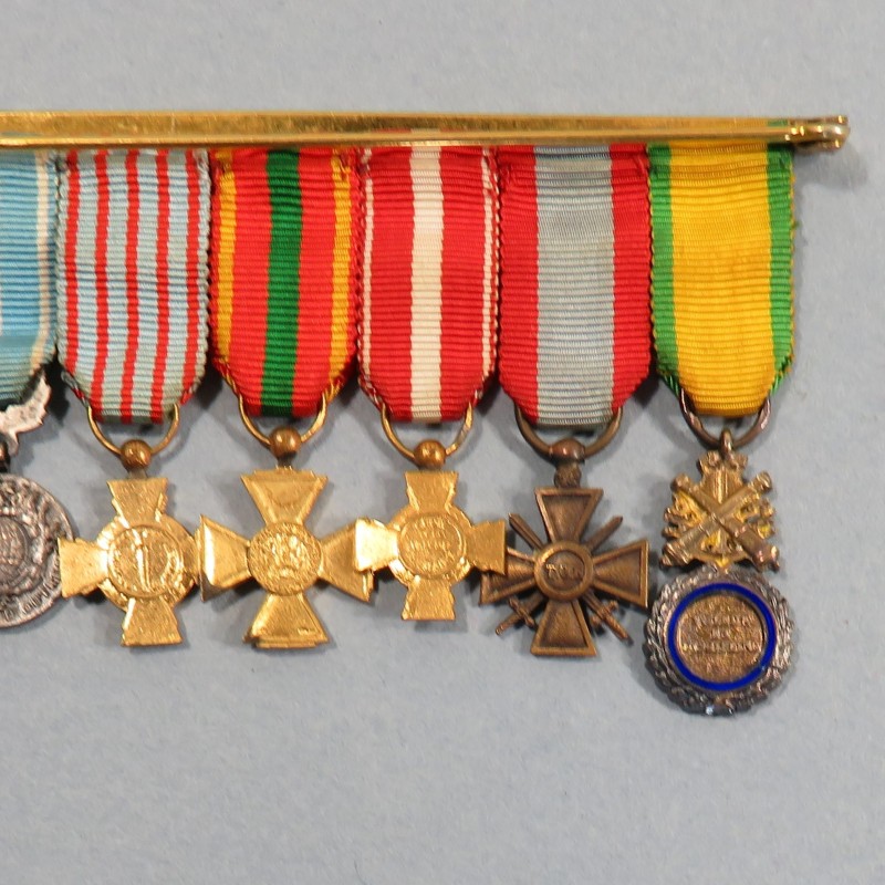 BARRETTE DE 9 REDUCTIONS DES MEDAILLES MILITAIRES D'UN ANCIEN DE LA SECONDE GUERRE COLONIAL INDOCHINE ALGERIE °