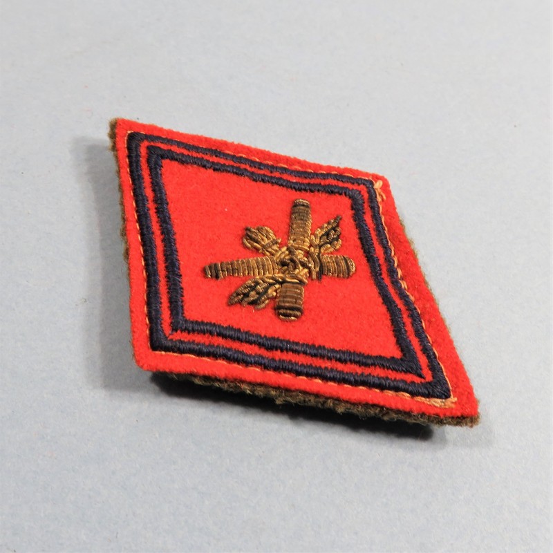 INSIGNE LOSANGE TISSU MODELE 1945 POUR OFFICIER DES REGIMENT DAT DCA COUSU SUR FOND KAKI ANNEES 1950