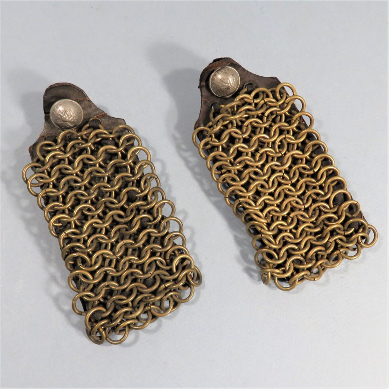 PAIRE D'EPAULETTE A ANNEAUX OU MAILLES POUR PORTER LES TUYAUX VESTE DE SAPEURS POMPIERS VERS 1880 1900 POUR TUYAUX RIVETES