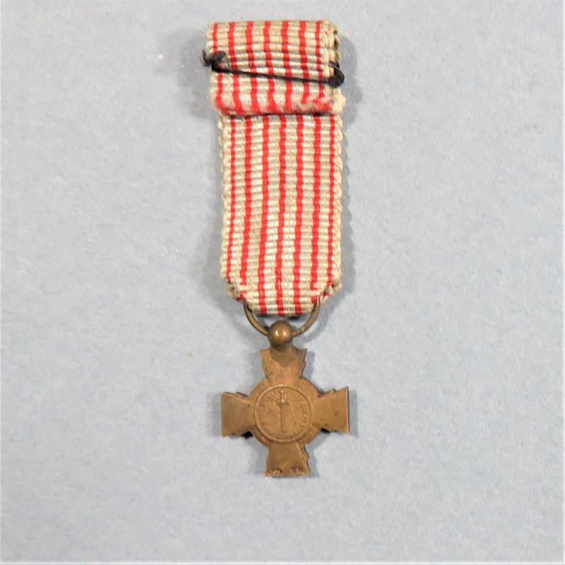 FRANCE REDUCTION DE LA MEDAILLE OU CROIX DU COMBATTANT MEDAILLE MILITAIRE BRONZE PATINE °