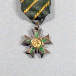 FRANCE REDUCTION DE LA MEDAILLE DE CHEVALIER DE L'ORDRE DU MERITE COMBATTANT 1953 A 1962 °