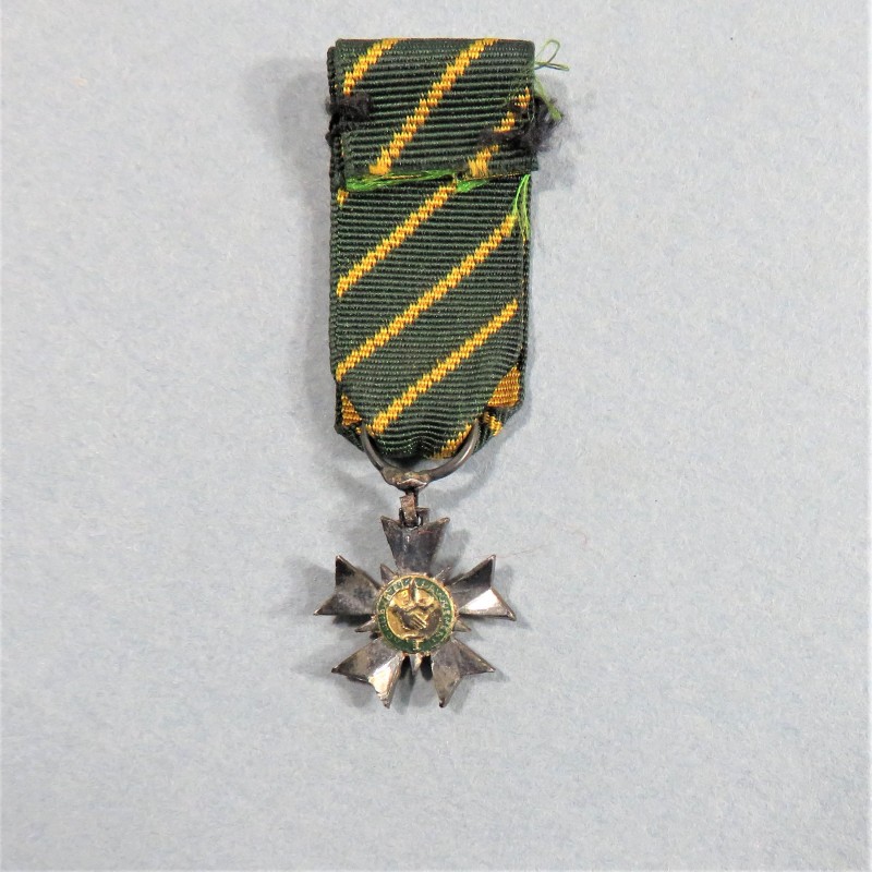 FRANCE REDUCTION DE LA MEDAILLE DE CHEVALIER DE L'ORDRE DU MERITE COMBATTANT 1953 A 1962 °