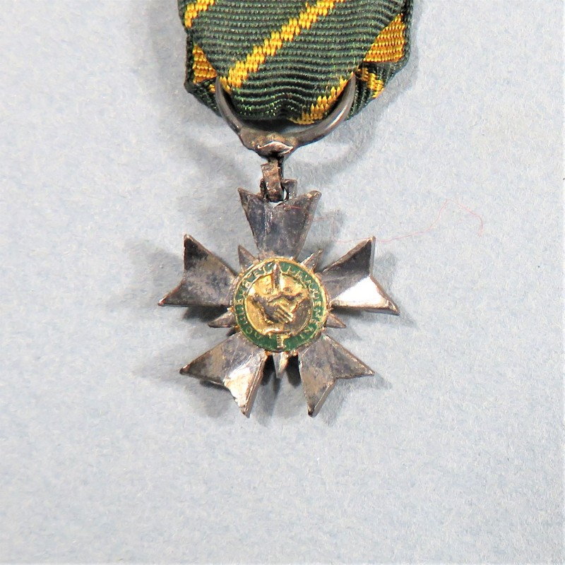 FRANCE REDUCTION DE LA MEDAILLE DE CHEVALIER DE L'ORDRE DU MERITE COMBATTANT 1953 A 1962 °