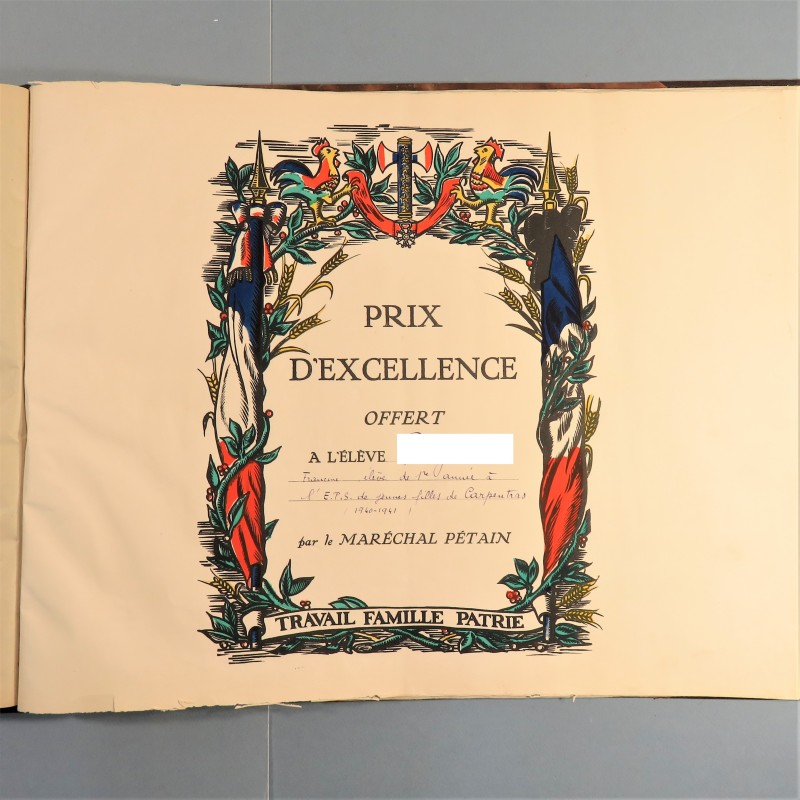 GRAND LIVRE DE 12 IMAGES COULEURS PRIX D'EXELENCE OFFERT A UNE ELEVE DE CARPENTRA PAR LE MARECHAL PETAIN ANNEE 1940-1941