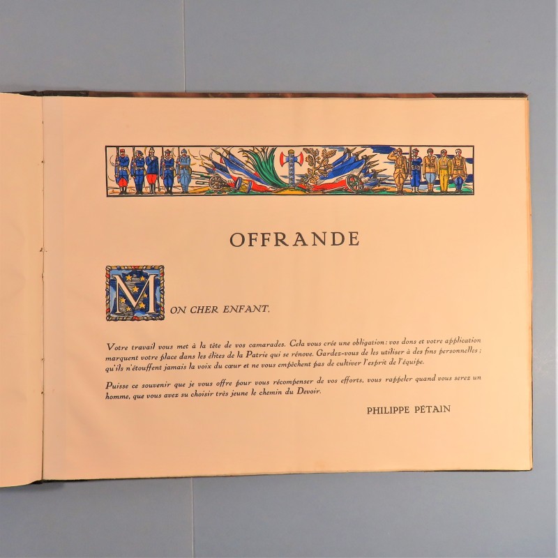 GRAND LIVRE DE 12 IMAGES COULEURS PRIX D'EXELENCE OFFERT A UNE ELEVE DE CARPENTRA PAR LE MARECHAL PETAIN ANNEE 1940-1941