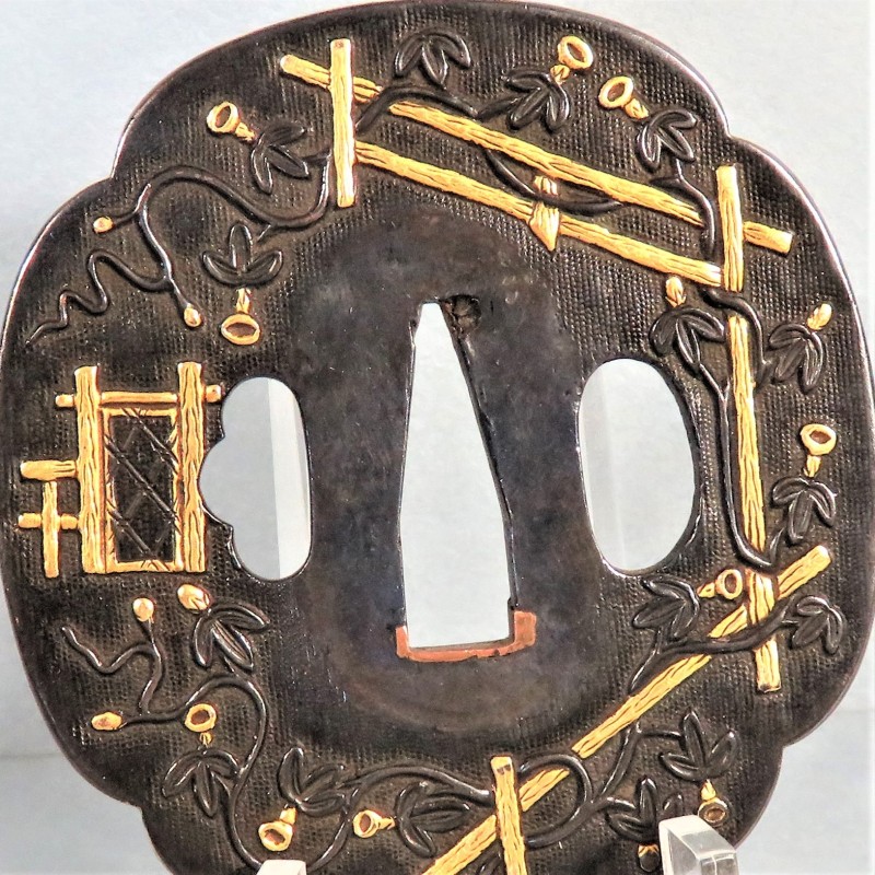 JAPON TRES BELLE TSUBA AVEC DECOR FLORAL ET BARRIERES DOREES PERIODE EDO XVIII ème XIX ème SIECLE