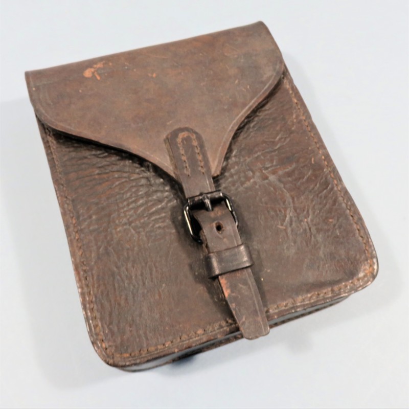 SACOCHE OU ETUI EN CUIR NOIR POUR APPAREIL DE POINTAGE DE L'ARTILLERIE MODELE FRANCAIS ANNEES 1940 1950