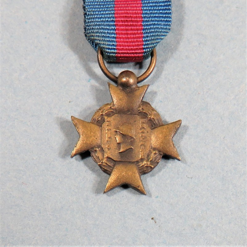 FRANCE REDUCTION DE LA MEDAILLE OU CROIX DES SERVICES MILITAIRES VOLONTAIRES OU MERITE MILITAIRE PREMIER MODELE CLASSE BRONZE