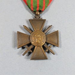 CROIX DE GUERRE 1939-1945 DATE AU DOS 1939 AVEC UNE ETOILE POUR UNE CITATION A L'ORDRE DU REGIMENT