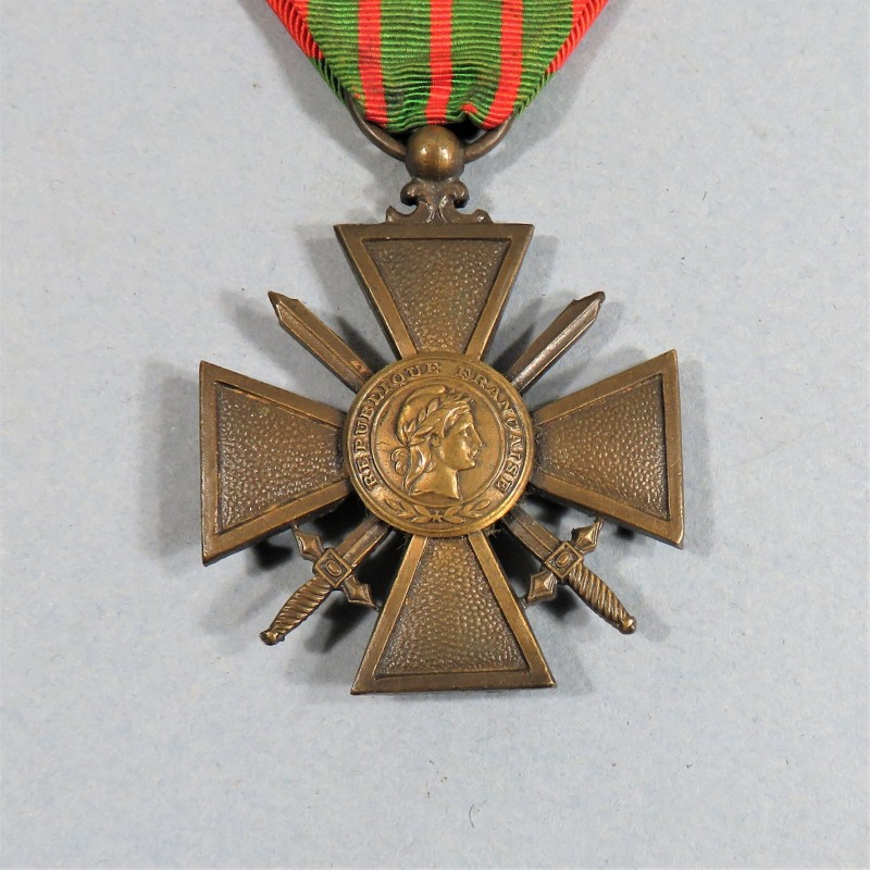 CROIX DE GUERRE 1939-1945 DATE AU DOS 1939 AVEC UNE ETOILE POUR UNE CITATION A L'ORDRE DU REGIMENT