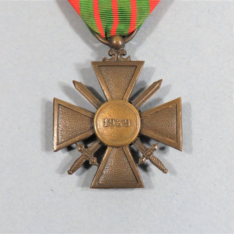 CROIX DE GUERRE 1939-1945 DATE AU DOS 1939 AVEC UNE ETOILE POUR UNE CITATION A L'ORDRE DU REGIMENT