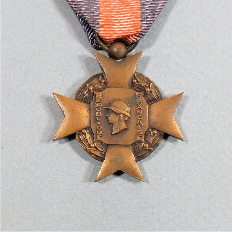 FRANCE MEDAILLE OU CROIX DES SERVICES MILITAIRES VOLONTAIRES OU MERITE MILITAIRE PREMIER MODELE CLASSE BRONZE