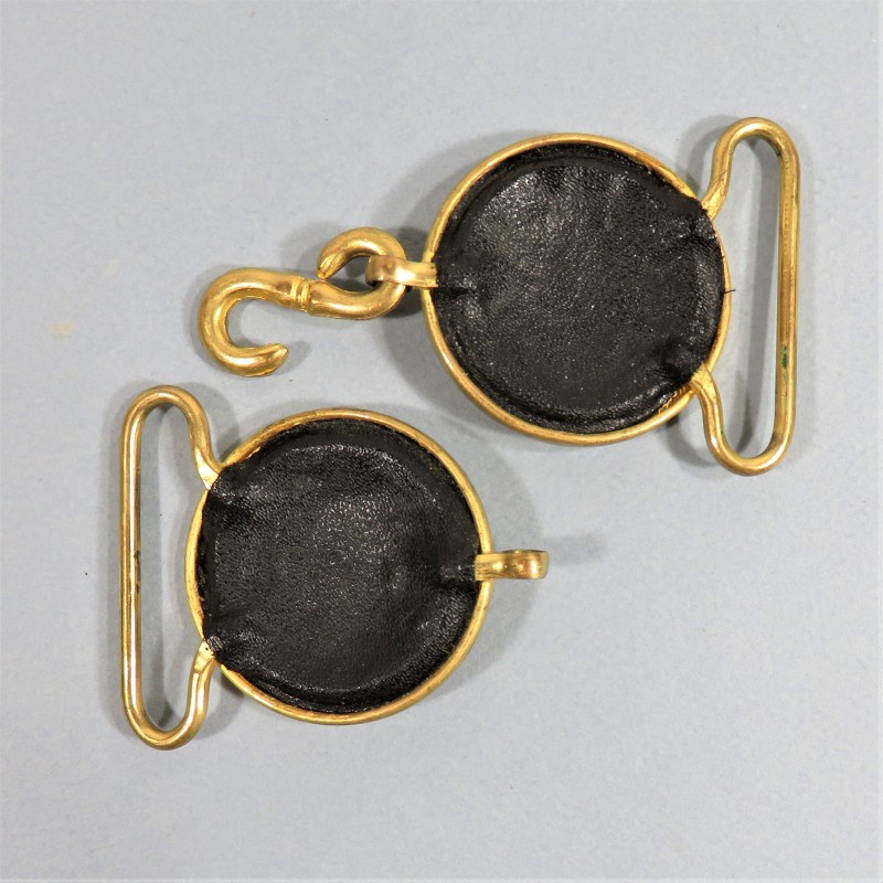 BOUCLES DOREES A TETE DE GORGONE MODELE 1920-1931 POUR CEINTURON DE GRANDE TENUE D'OFFICIER VIEILLES TETES