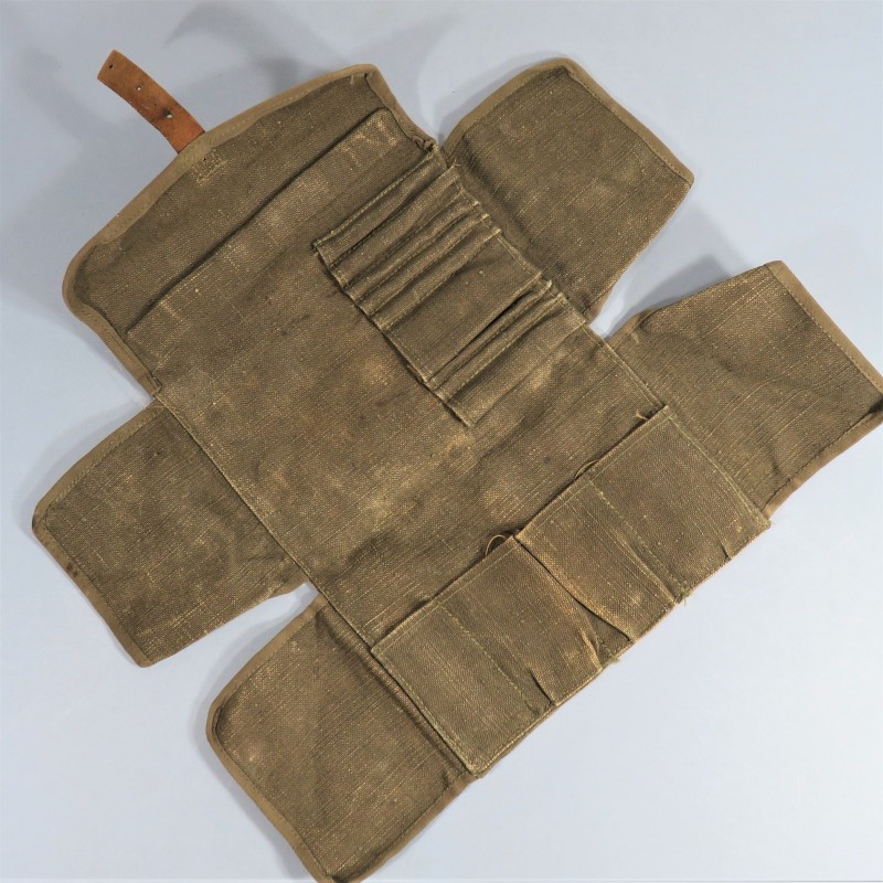 FRANCE TROUSSE OU NECESSAIRE DE NETOYAGE POUR ARMEMENT MITRAILLEUSE 1940 1950 A IDENTIFIER ?