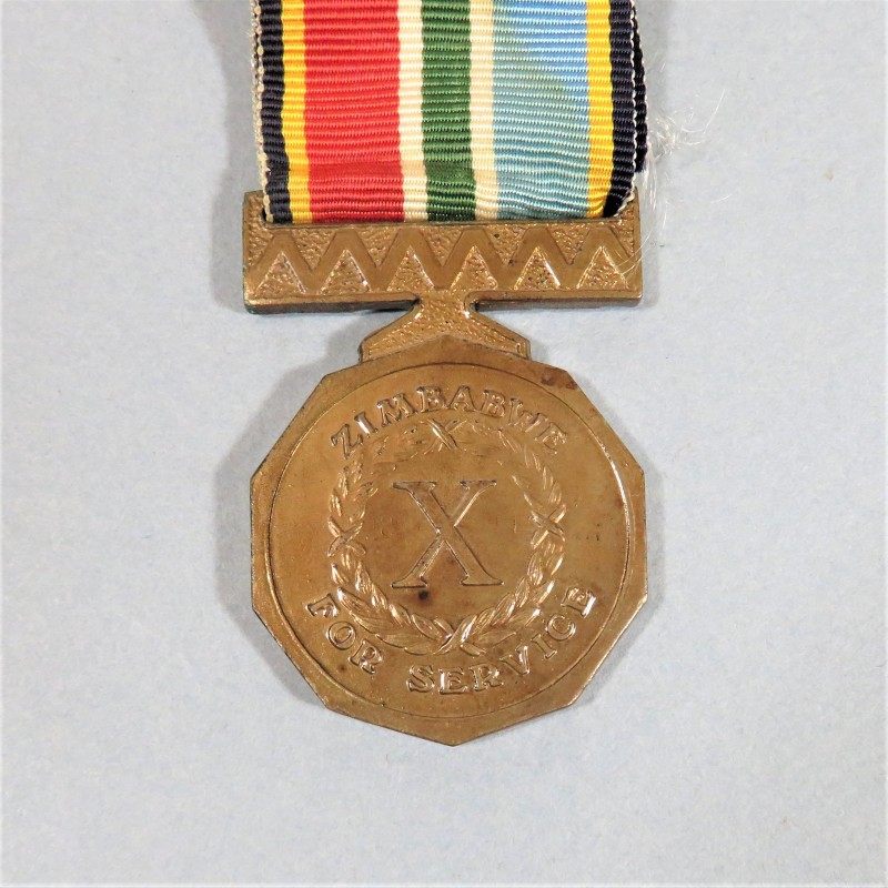 ZIMBABWE MEDAILLE MILITAIRE POUR 10 ANS DE SERVICE DANS LES FORCES ARMME ARMED FORCES FOR 10 YEARS SERVICE ATTRIBUEE NAMED °