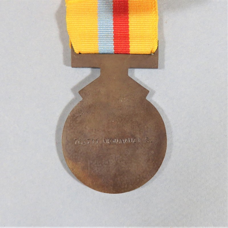 ZIMBABWE MEDAILLE POUR LA CAMPAGNE AU MOZAMBIQUE OU DEFENSE DES PIPELINE1984-1985 CAMPAGN RENAMO ATTRIBUEE NAMED °