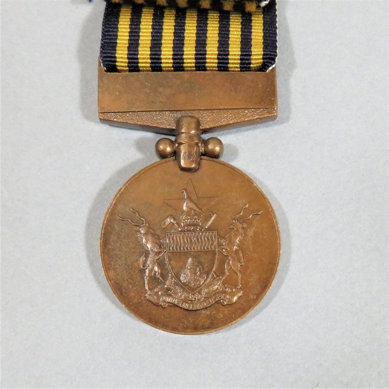 ZIMBABWE MEDAILLE DU MERITE POUR LA POLICE COMMENDATION MEDAL FOR THE POLICE MARQUEE SUR LA TRANCHE SPECIMEN 08 °