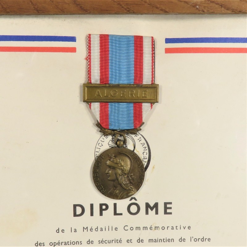 CADRE DIPLOME ET MEDAILLE COMMEMORATIVE DES OPERATIONS DE SECURITE ET DE MAINTIENT DE L'ORDRE EN AFN AVEC BARRETTE ALGERIE