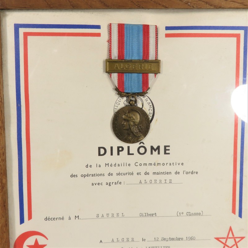 CADRE DIPLOME ET MEDAILLE COMMEMORATIVE DES OPERATIONS DE SECURITE ET DE MAINTIENT DE L'ORDRE EN AFN AVEC BARRETTE ALGERIE