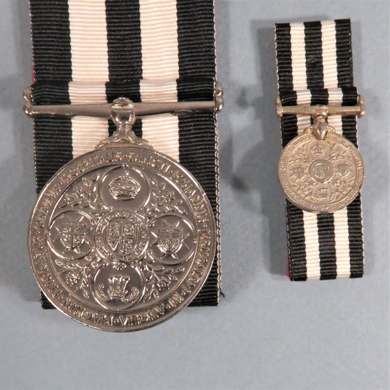 ANGLETERRE MEDAILLE POUR LES VOLONTAIRE DE ST JOHN AMBULANCE FRAPPE MODELE AVEC SA REDUCTION