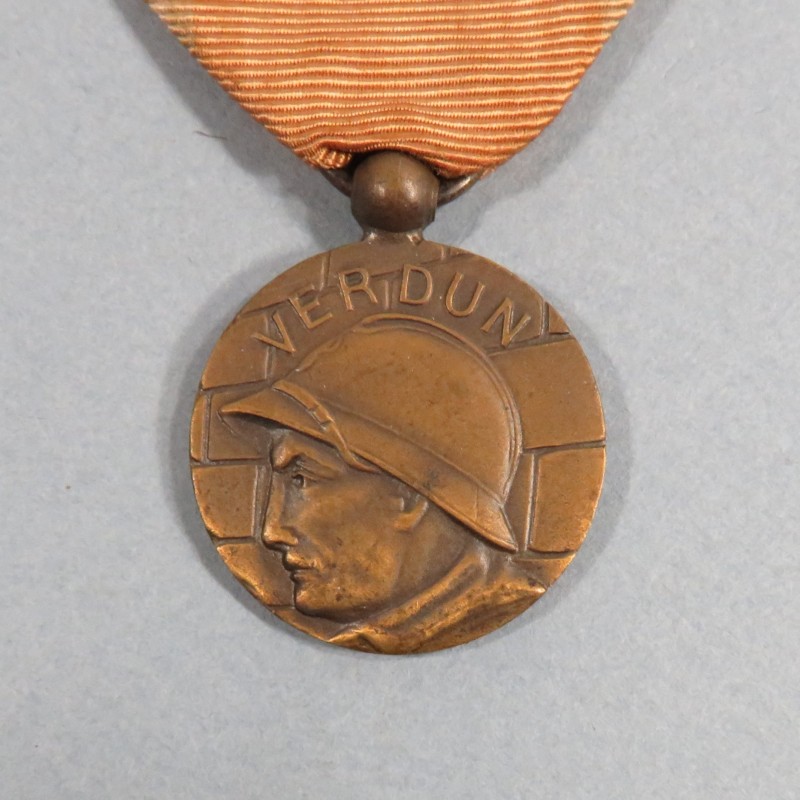 FRANCE MEDAILLE COMMEMORATIVE DE LA BATAILLE DE VERDUN ON NE PASSE PAS 21 FEVRIER 1916 AVEC BARRETTE VERDUN MODELE ANONYME