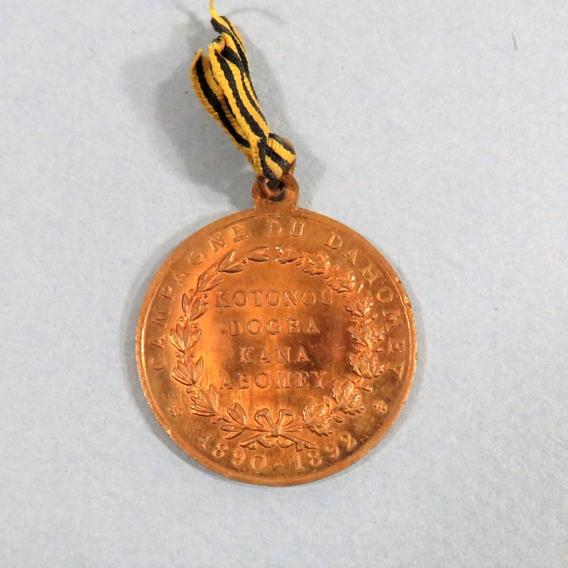 MEDAILLE COMMEMORATIVE DE LA CAMPAGNE DU DAHOMEY 1890 - 1892DU GENERAL DODDS 9 NOVEMBRE 1892 KOTONOU DOGBA KANA ABONEY