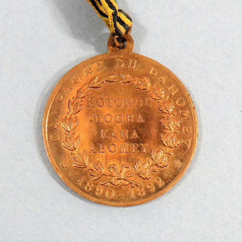 MEDAILLE COMMEMORATIVE DE LA CAMPAGNE DU DAHOMEY 1890 - 1892DU GENERAL DODDS 9 NOVEMBRE 1892 KOTONOU DOGBA KANA ABONEY