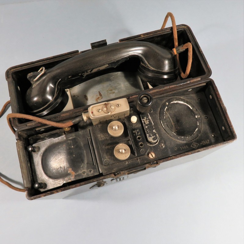 TELEPHONE DE CAMPAGNE ALLEMAND EN BAKELITE MODELE 1933 DATE 1942 AVEC PILE FRANCAISE MILITARIA WW2