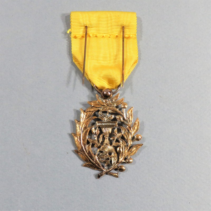 CAMBODGE MEDAILLE DE CHEVALIER DE L'ORDRE ROYAL DU MUNISERAPHON FABRICATION EN VERMEIL A. CHOBILLON