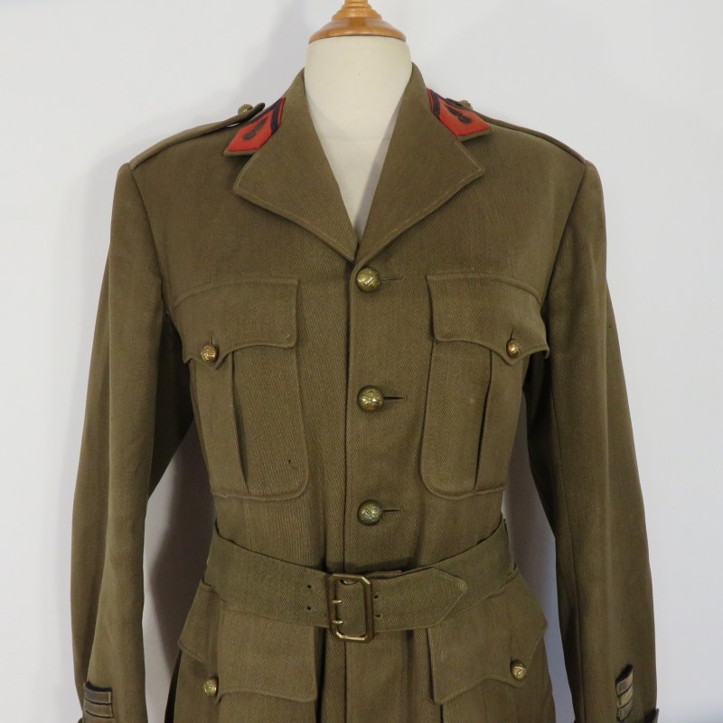 UNIFORME MODELE 1939 D'UN CAPITAINE D'ARTILLERIE VESTE ET PANTALON FABRICATION DE LONDRE NOMINATIVE ET DATEE 1943