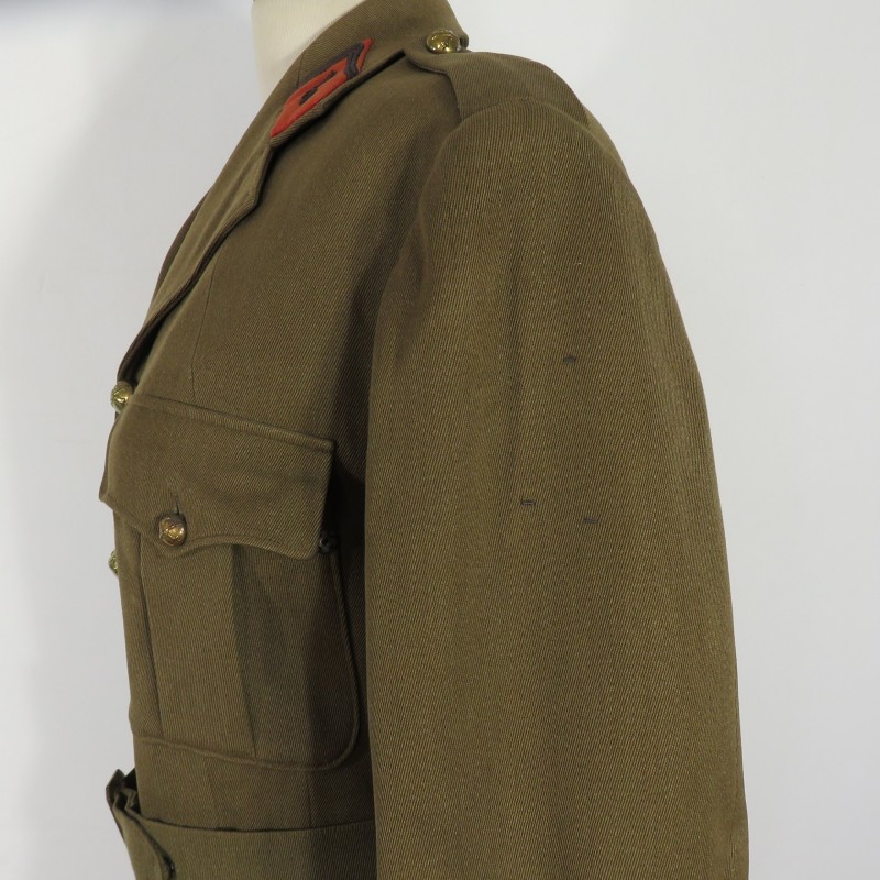 UNIFORME MODELE 1939 D'UN CAPITAINE D'ARTILLERIE VESTE ET PANTALON FABRICATION DE LONDRE NOMINATIVE ET DATEE 1943