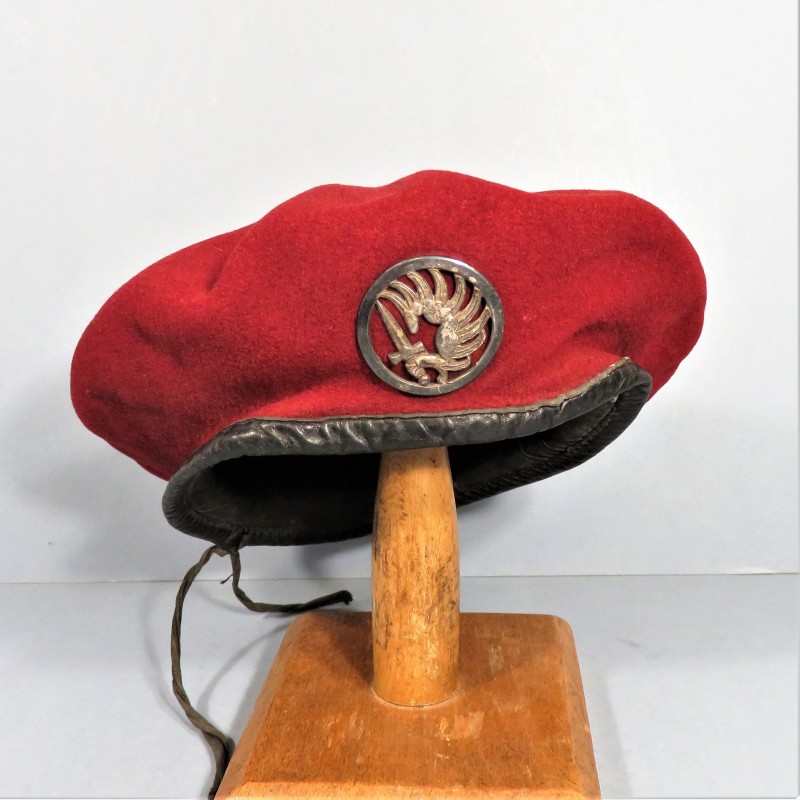 BERET ROUGE AMARANTE PARACHUTISTES COLONIAUX TAP INSIGNE DRAGO PARIS MODELE 1953 ALGERIE TAILLE 55