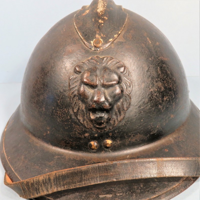 CASQUE BELGE MODELE 1931 FABRICTION X.BUISSET INSIGNE TETE DE LION PEINT EN NOIR POUR LA GENDARMERIE SECONDE GUERRE