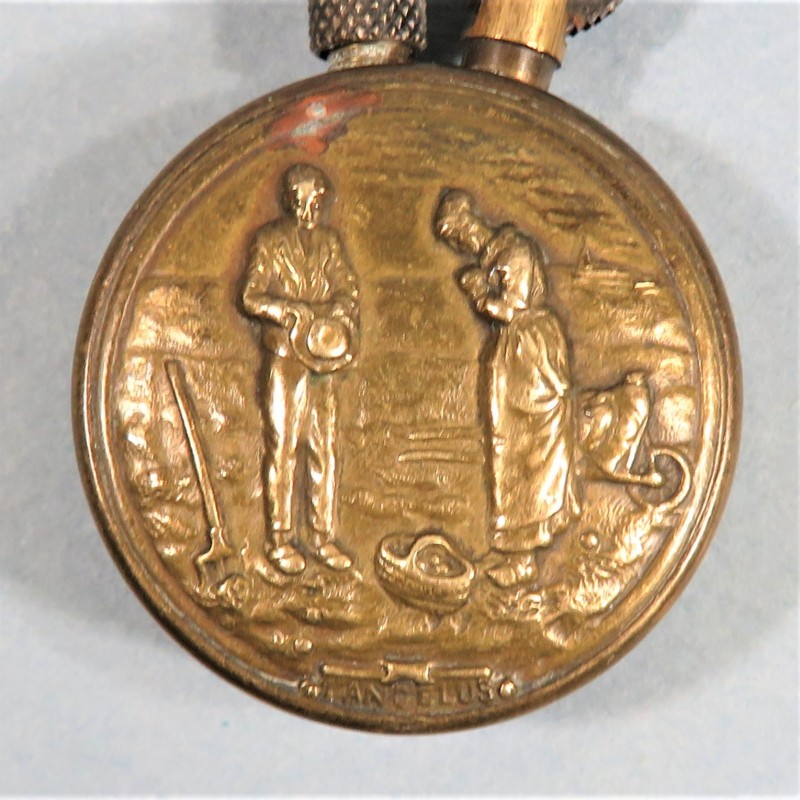 BRIQUET DE POILUS JEANNE D'ARC ET REPRESENTATION DU TABLEAU L'ANGELUS ARTISANAT DE TRANCHEES GUERRE 1914 - 1918