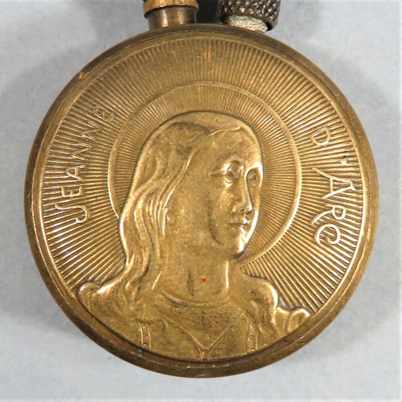 BRIQUET DE POILUS JEANNE D'ARC ET REPRESENTATION DU TABLEAU L'ANGELUS ARTISANAT DE TRANCHEES GUERRE 1914 - 1918