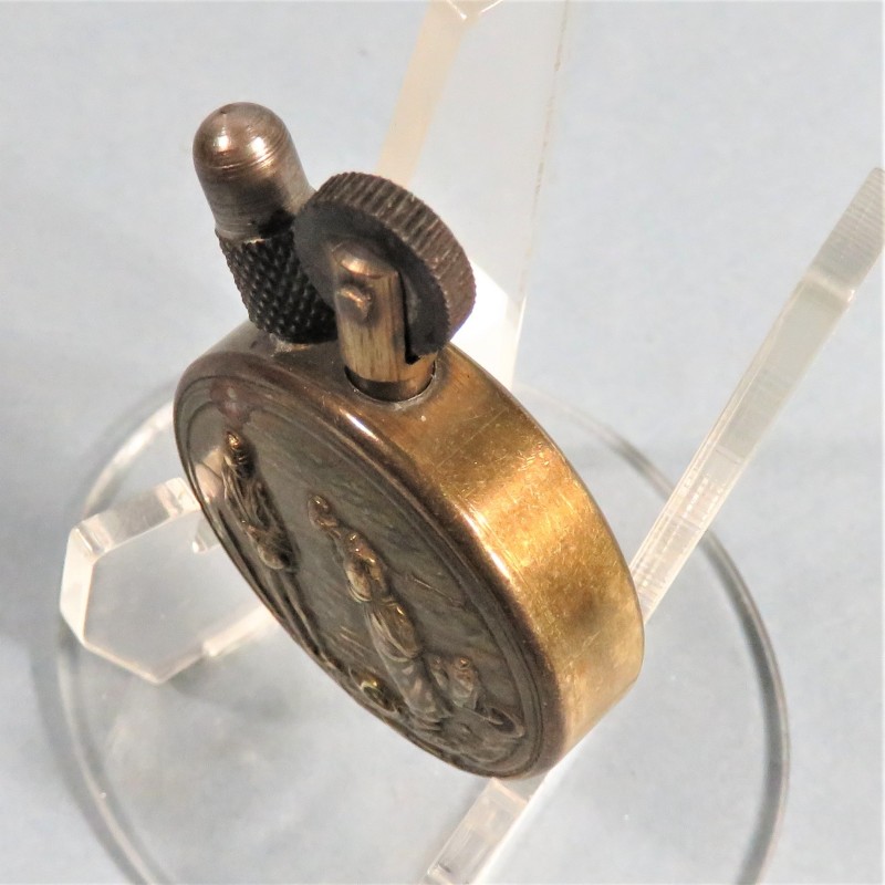 BRIQUET DE POILUS JEANNE D'ARC ET REPRESENTATION DU TABLEAU L'ANGELUS ARTISANAT DE TRANCHEES GUERRE 1914 - 1918