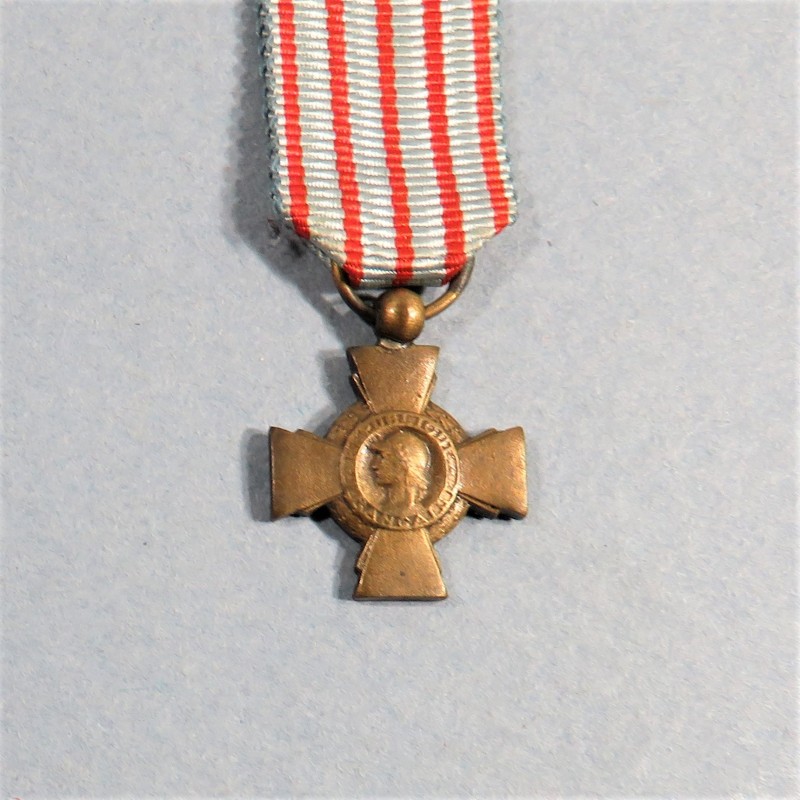 FRANCE REDUCTION DE LA MEDAILLE OU CROIX DU COMBATTANT MEDAILLE MILITAIRE BRONZE PATINE °