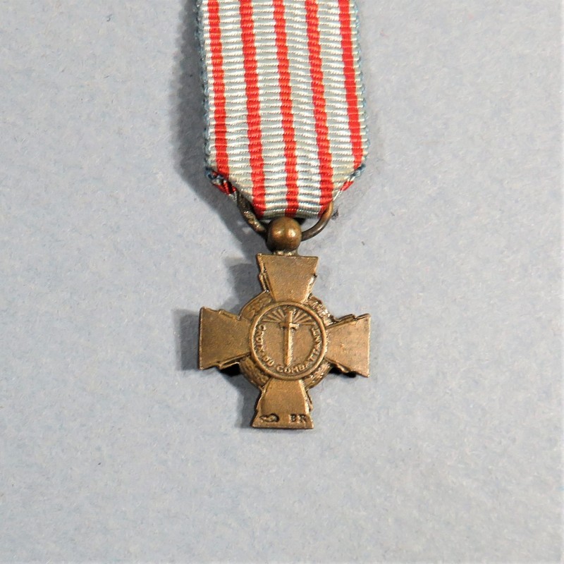 FRANCE REDUCTION DE LA MEDAILLE OU CROIX DU COMBATTANT MEDAILLE MILITAIRE BRONZE PATINE °