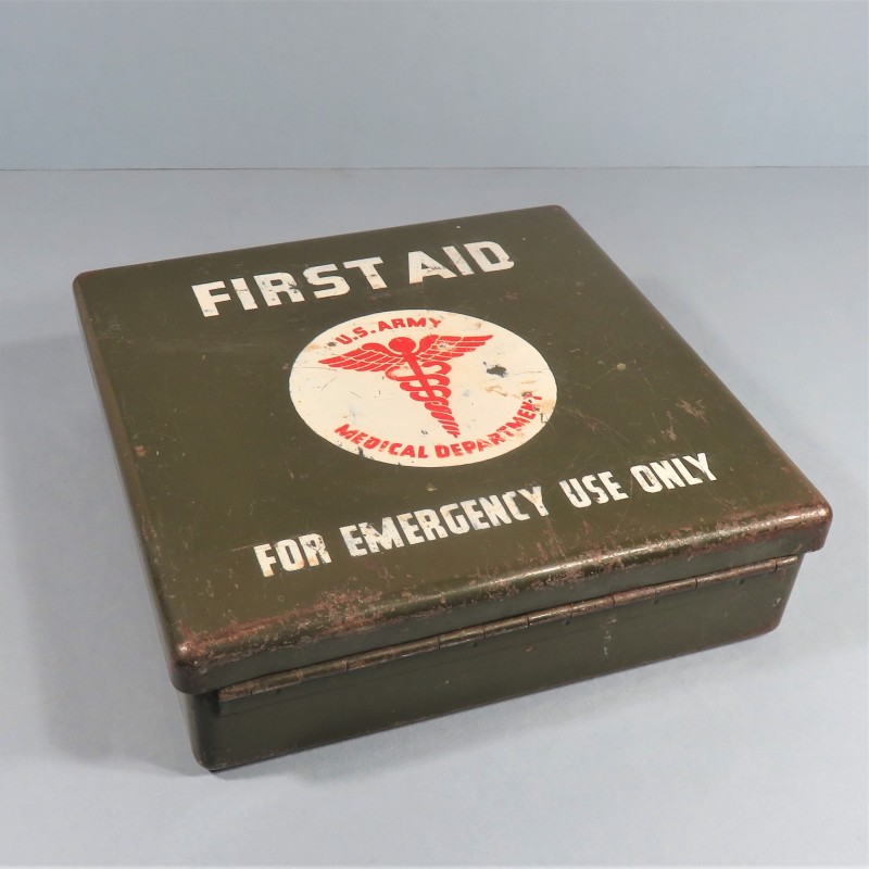 CAISSE DE JEEP FIRST AID BOITE PREMIERS SECOURS POUR VEHICULE BLINDES GMS ET CAMIONS ORIGINAL WW2