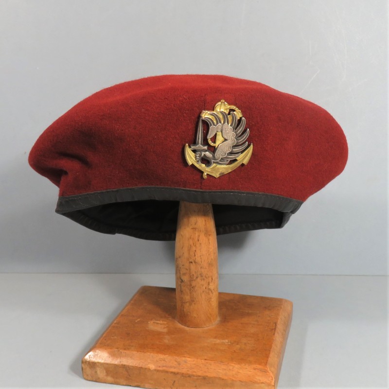 BERET ROUGE AMARANTE PARACHUTISTES DES TROUPES DE MARINE TAILLE 55 FABRICATION ANNEES 1980