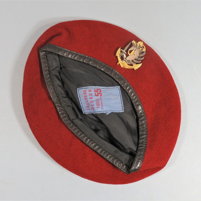 BERET ROUGE AMARANTE PARACHUTISTES DES TROUPES DE MARINE TAILLE 55 FABRICATION ANNEES 1980