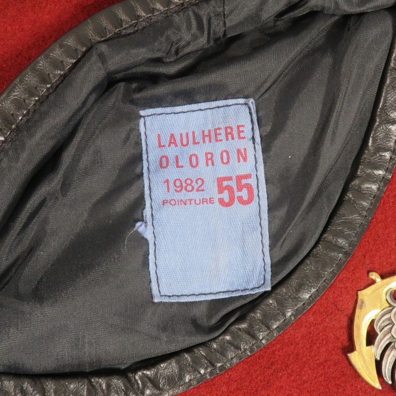 BERET ROUGE AMARANTE PARACHUTISTES DES TROUPES DE MARINE TAILLE 55 FABRICATION ANNEES 1980