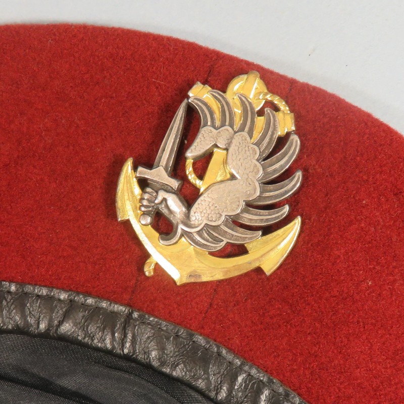 BERET ROUGE AMARANTE PARACHUTISTES DES TROUPES DE MARINE TAILLE 55 FABRICATION ANNEES 1980