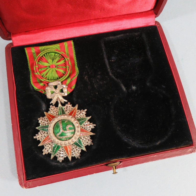 TUNISIE MEDAILLE D'OFFICIER DE L'ORDRE DU NICHAN IFTIKHAR ALI BEY 1882-1902 DANS UN COFFRET