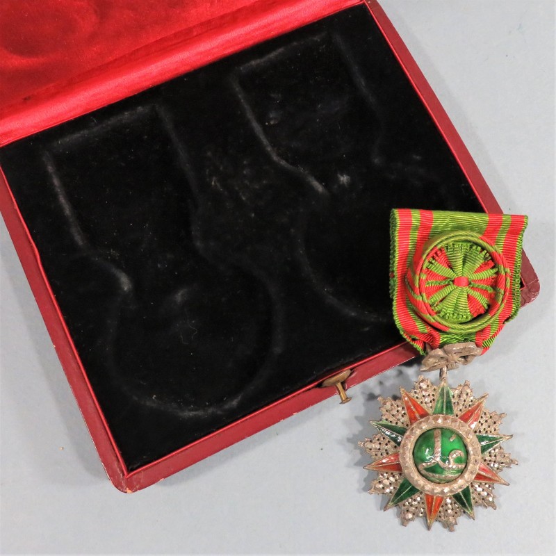 TUNISIE MEDAILLE D'OFFICIER DE L'ORDRE DU NICHAN IFTIKHAR ALI BEY 1882-1902 DANS UN COFFRET