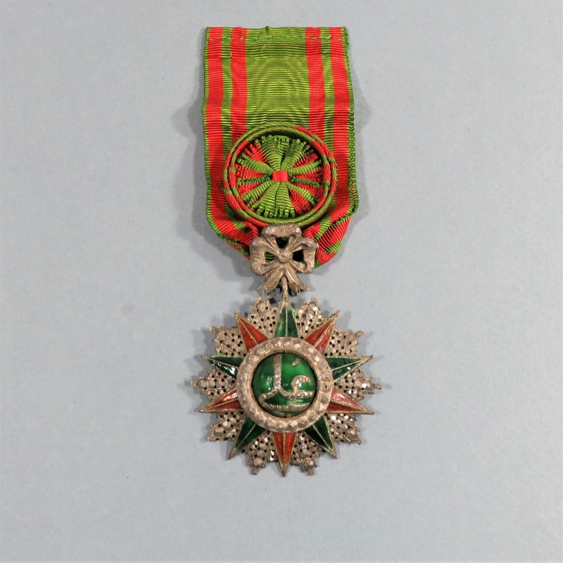 TUNISIE MEDAILLE D'OFFICIER DE L'ORDRE DU NICHAN IFTIKHAR ALI BEY 1882-1902 DANS UN COFFRET